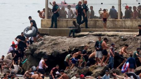 España desplegó a sus Fuerzas Armadas y Guardia Civil para detener el avance de migrantes de Marruecos